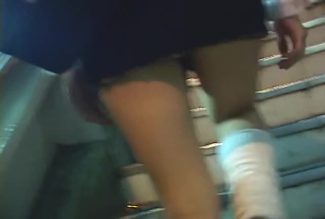 【隠し撮り動画】夜道を一人歩きしてる制服JKのアドケナイ太腿に欲情掻き立てられた変態が尾行してパンティ撮影